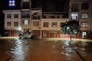 真没手感！邹雨宸半场7投0中一分未得 但拼下4个前场板